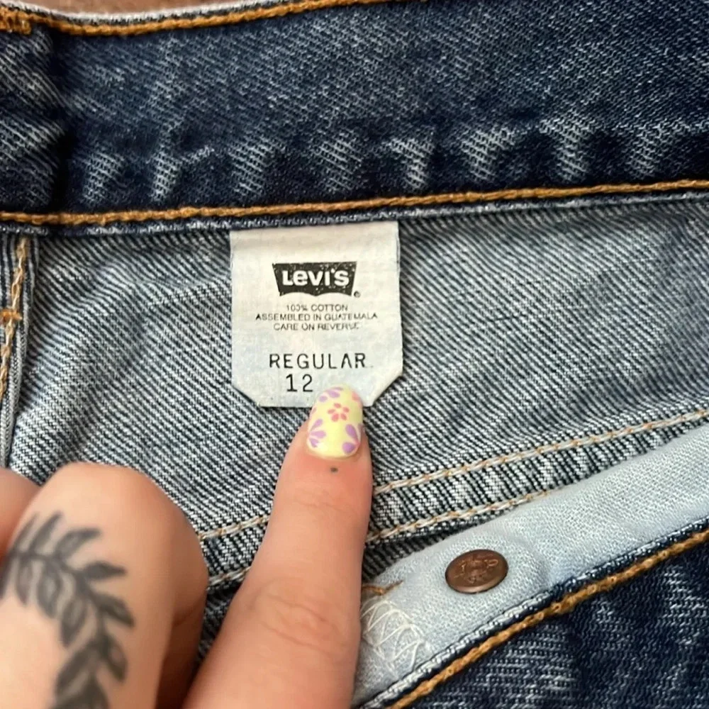 Levi’s Distressed Cutoff Shorts - Picture 3 of 5